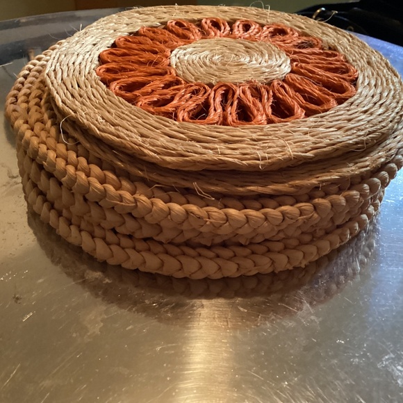 LOT OF FIVE WOVEN RAFFIA/STRAW ROUND TRIVETS - Picture 6 of 7
